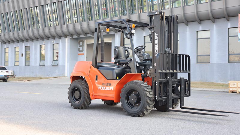 Полноприводный внедорожный вилочный погрузчик Noblelift FD4RT25 4WD 2500 кг